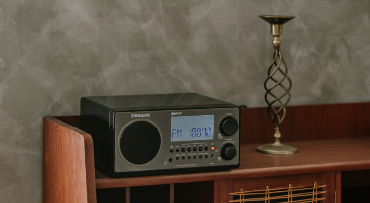 WR-2 AM / FM-RBDS Wooden Cabinet Digital Tuning Radio